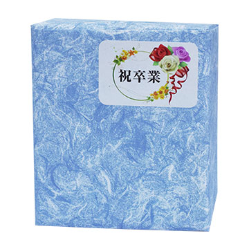 C.ヨコ型　包装紙雲龍ブルーに漢字のコサージュシールを貼った実例画像