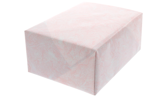雲竜ピンク柄の包装紙で百貨店包装した箱の画像